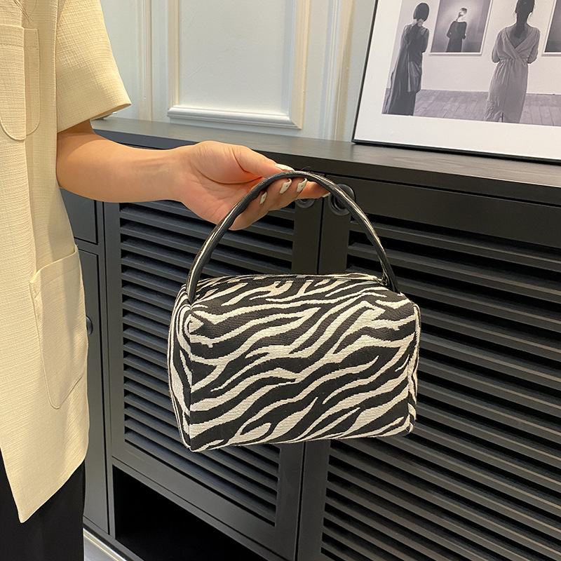 Leopard Makeup Bag Luxury  Lar - огляд і ціна Luxury Skincare & Spa Photos